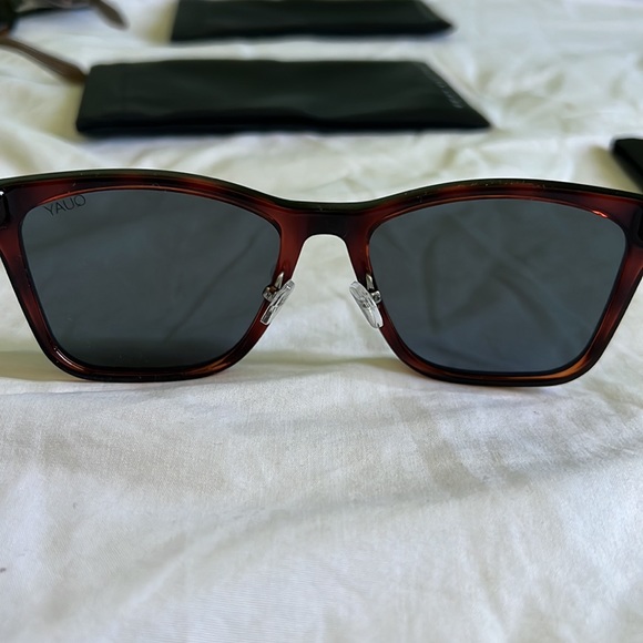 Quay sunglasses with case - Picture 3 of 4
